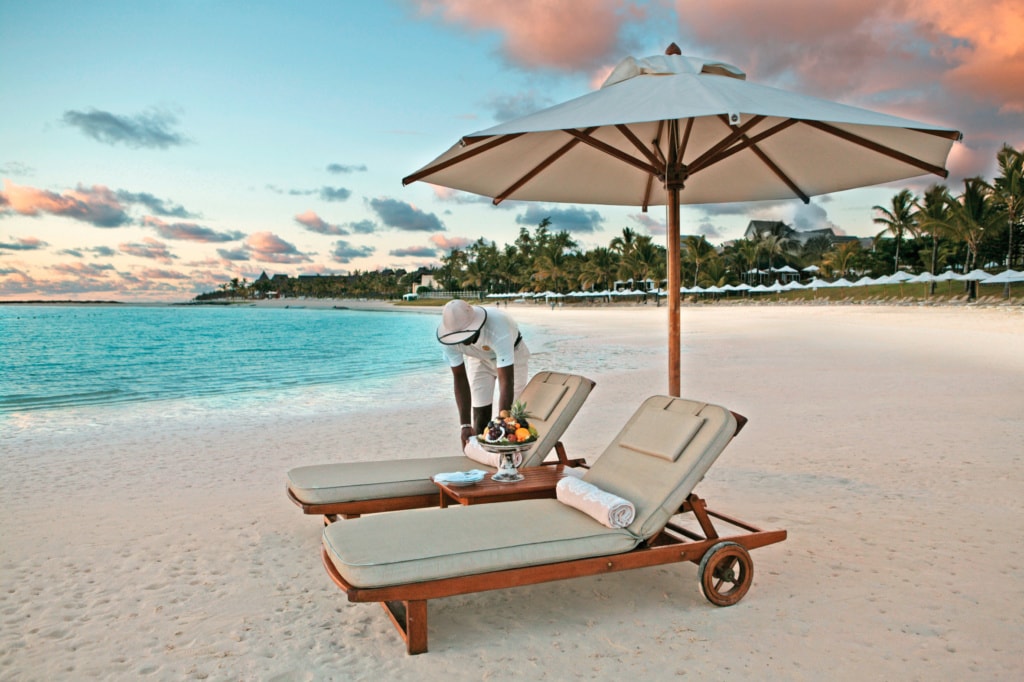 Strand mit Liege und Butler im The Residence Mauritius