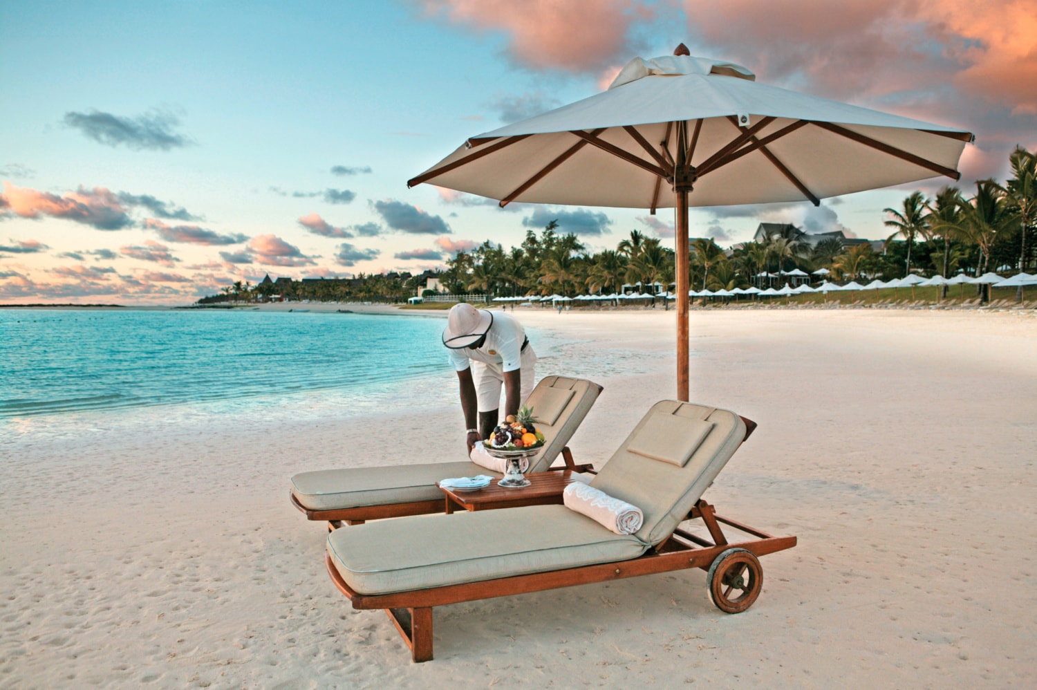 Strand mit Liege und Butler im The Residence Mauritius