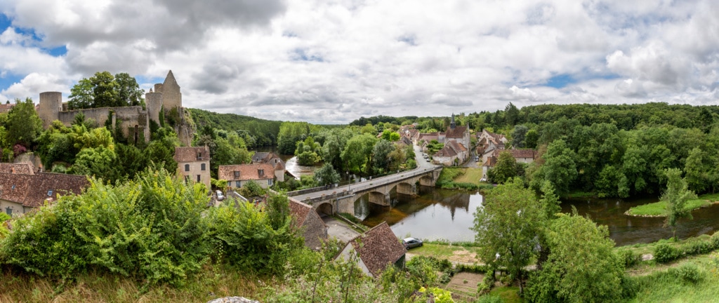 Blick auf Dorf Angles-sur-l'Anglin und Landschaft