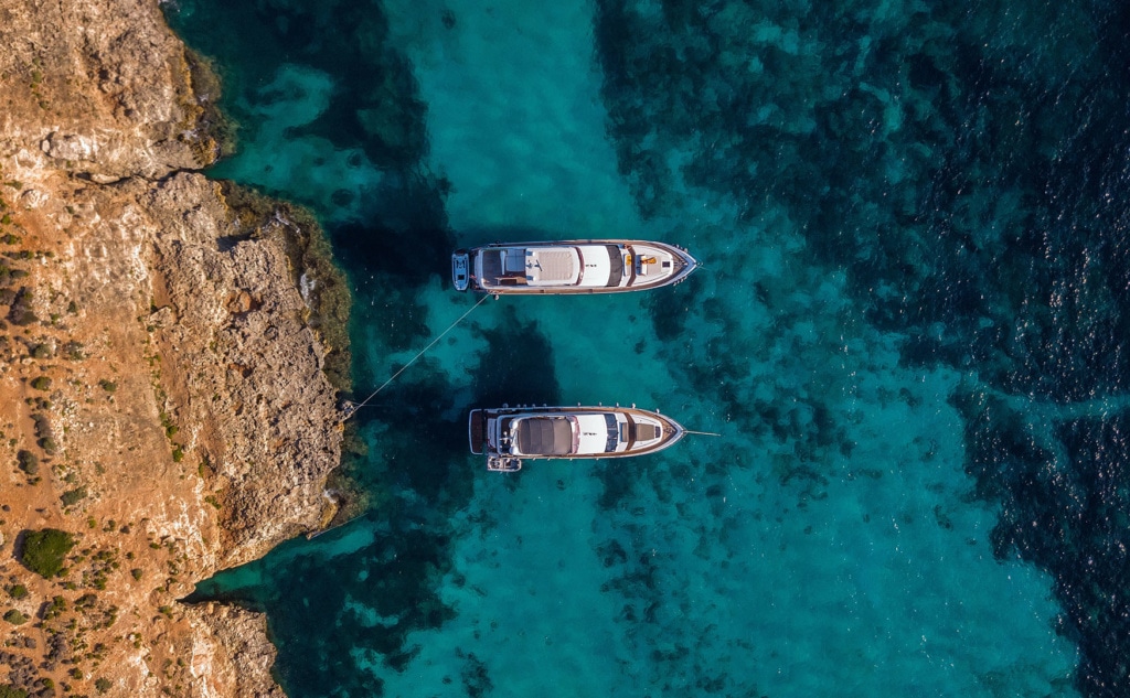 Insel comino - gehört zu Malta- von oben betrachtet mit zwei Yachten vor Anker