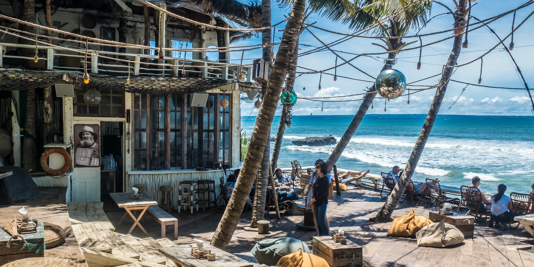 Strandbar am Strand von Seminyak auf Bali, Indonesien