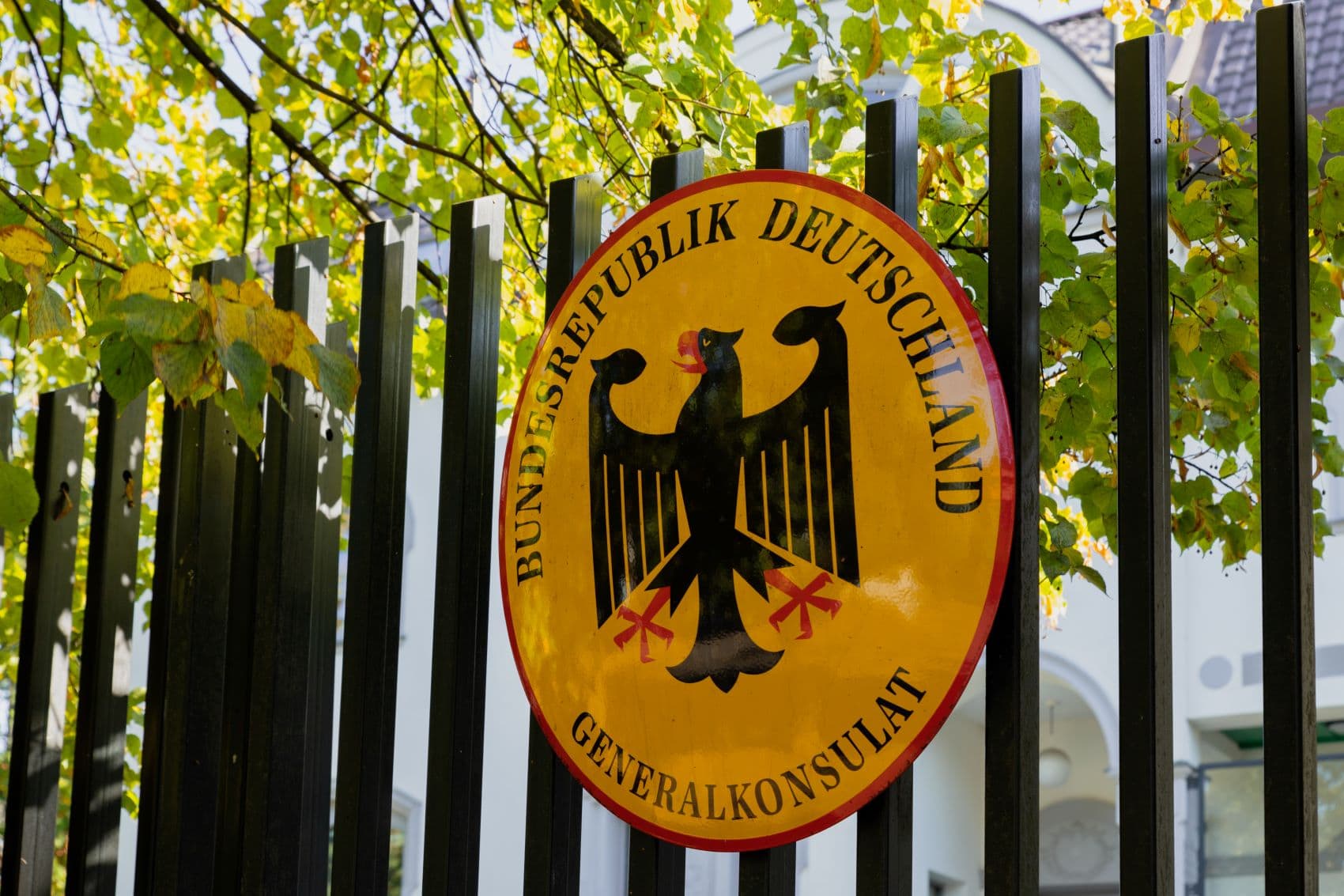 Schild mit Aufschrift Generalkonsulat Deutschland