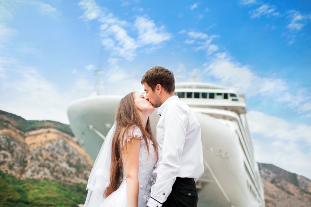 Heiraten auf dem Schiff: Paar im Hafen