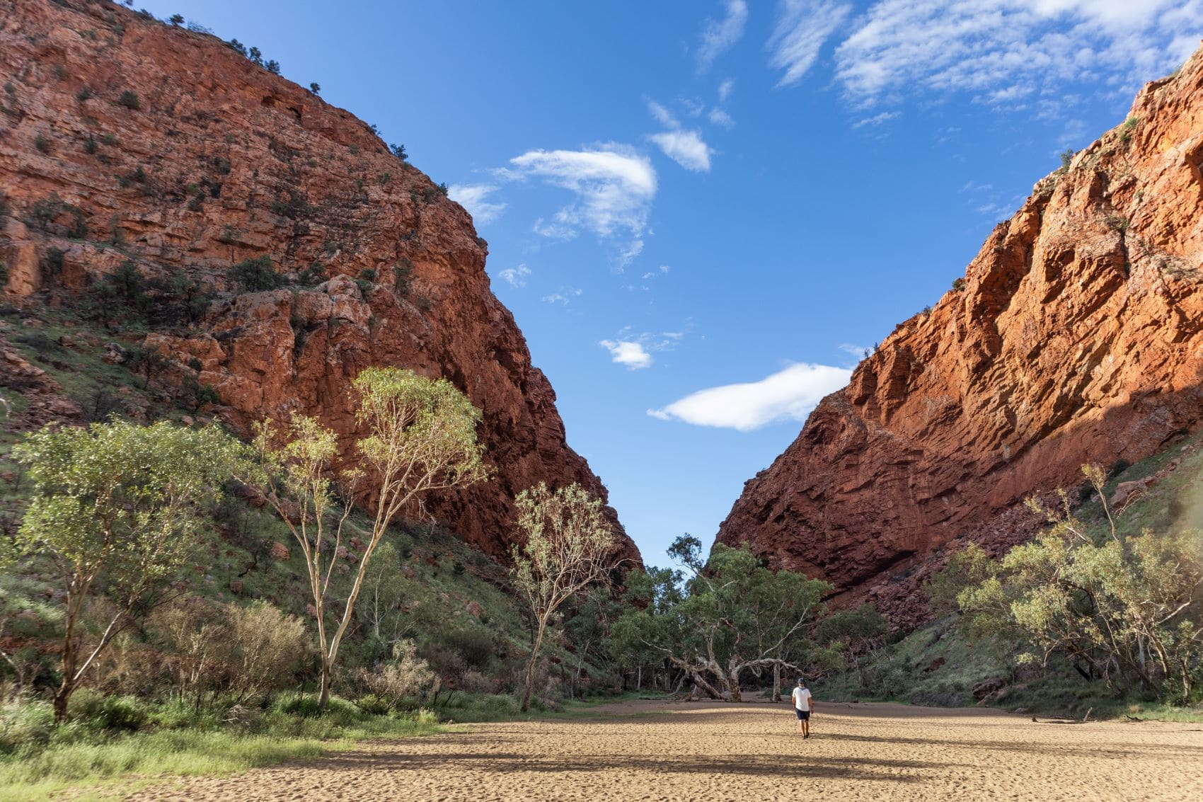 Mann in Schlucht West Macdonnell range