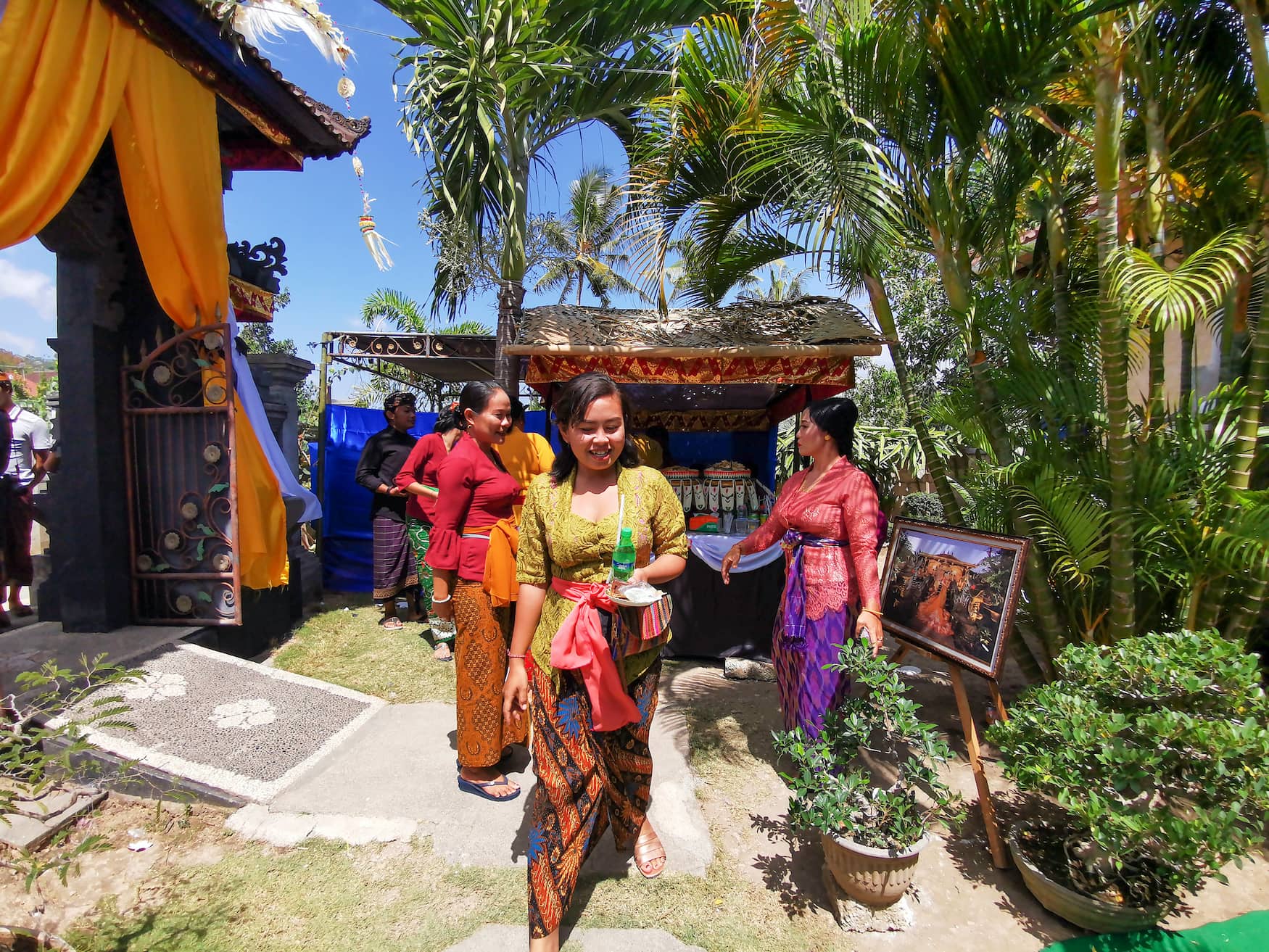 Frauen in traditionellen Gewändern auf einer Hochzeit auf Bali