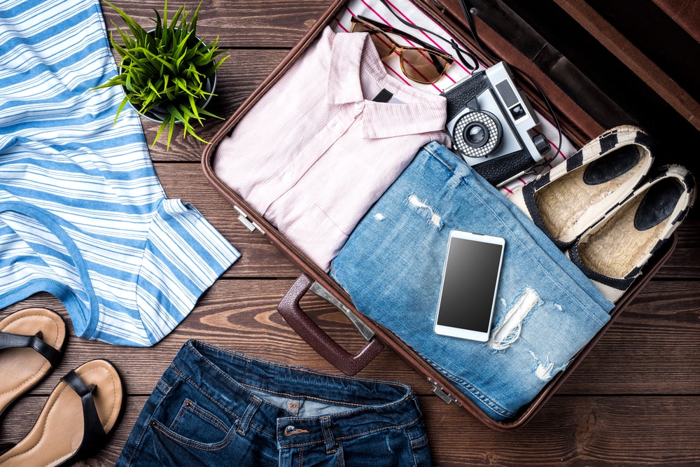 Reisevorbereitung: gepackter Koffer