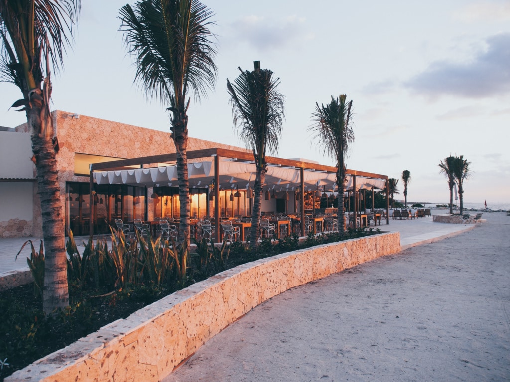Der Sonnenuntergang taucht die Strandbar Helios in ein rot-orangenes Licht