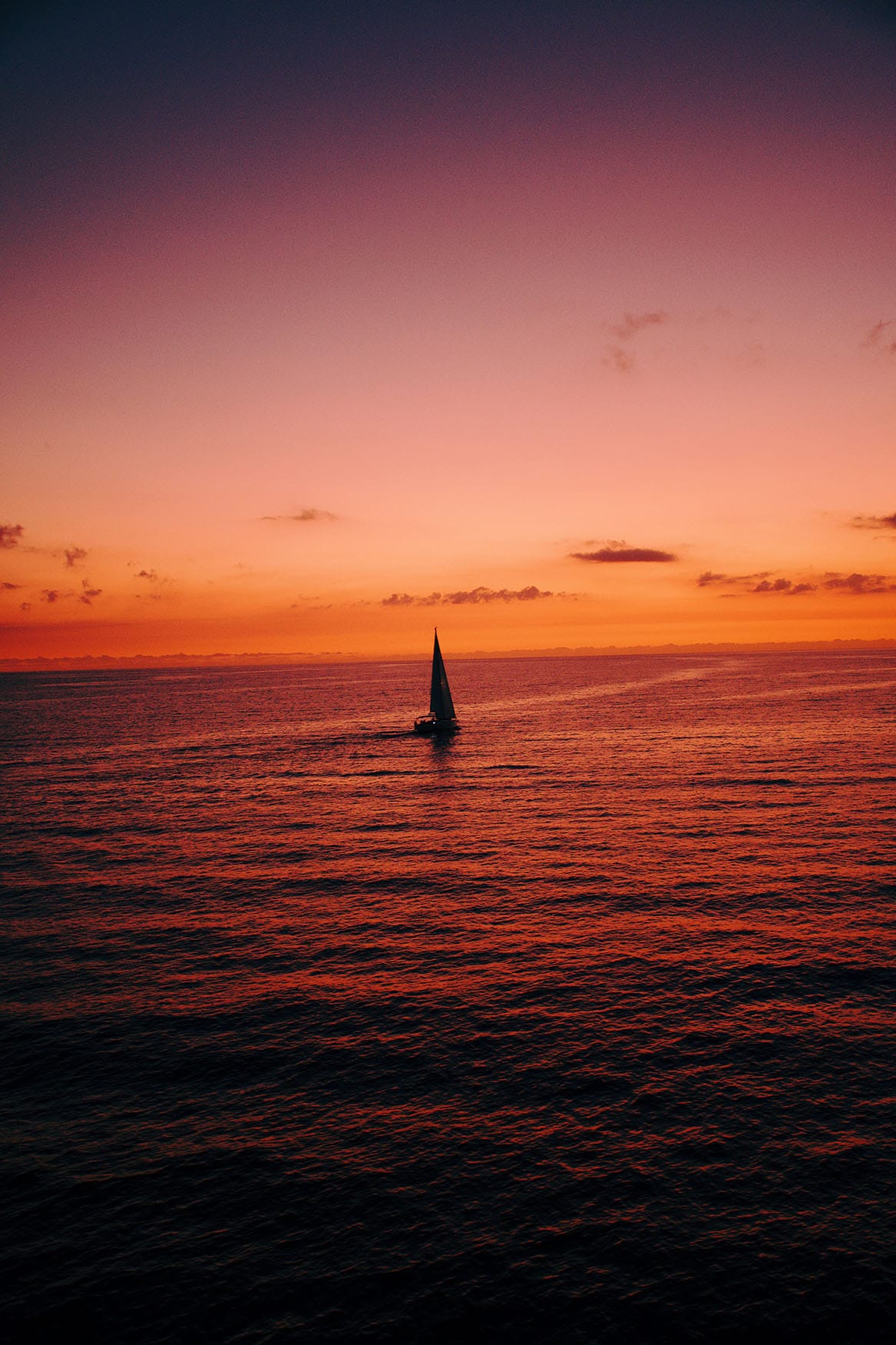 Ein Schiff segelt vor Gozo in en Sonnenuntergang