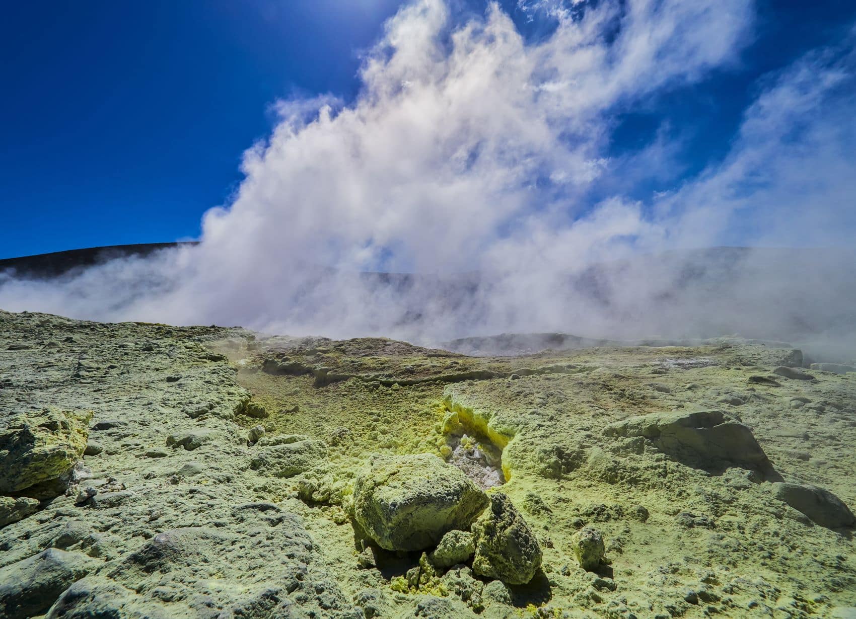 Schwefeldioxid entweicht aus einem Vulkan auf der Insel Salina, Italien 