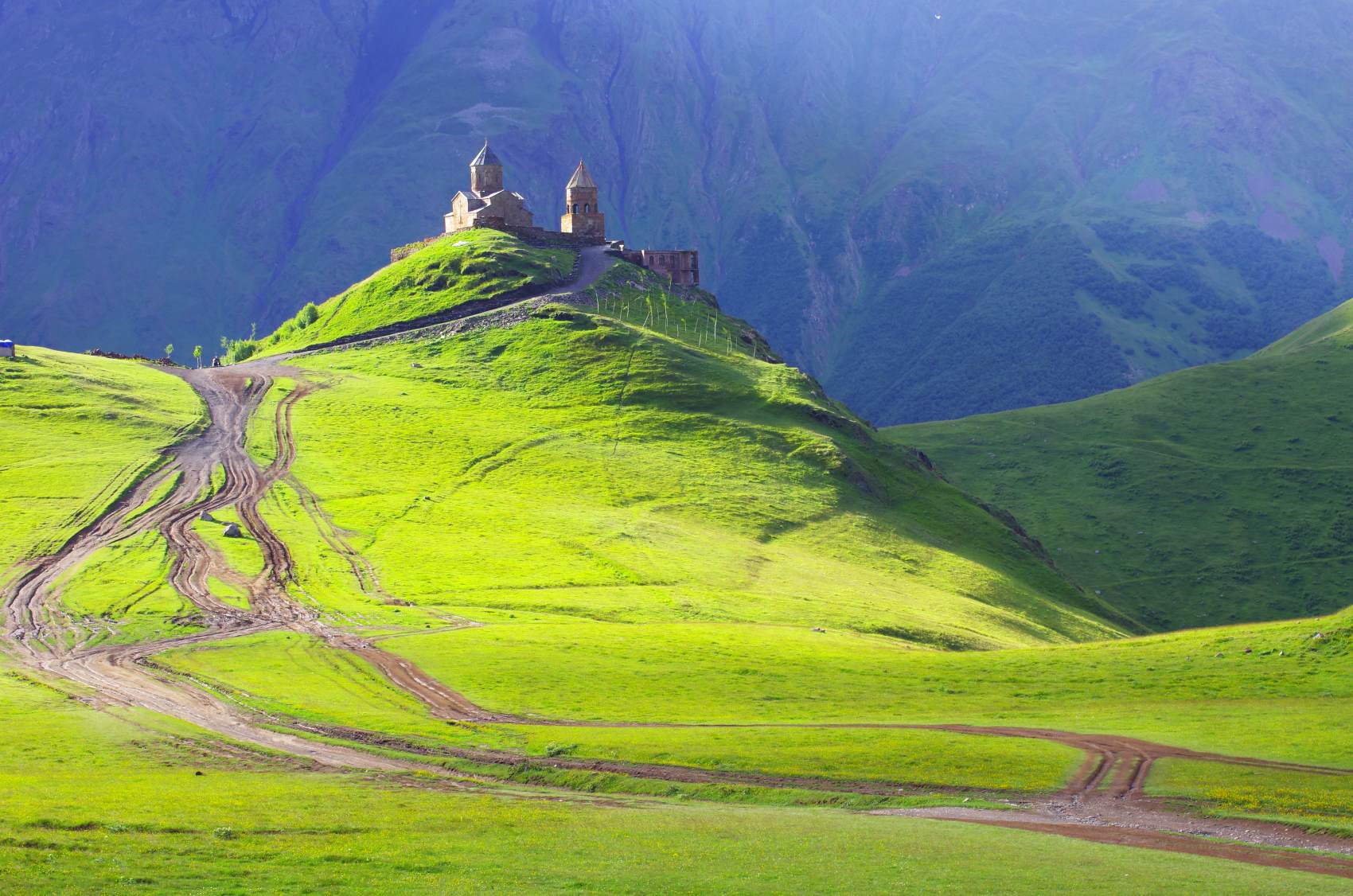 Tsminda Sameba in der Nähe des Dorfes Kazbegi-Gergeti, Georgien