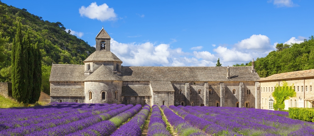 Die schönsten Dörfer in der Provence-Alpes-Côte d’Azur: Zisterzienser-Abtei Senanque in Gordes Frankreich