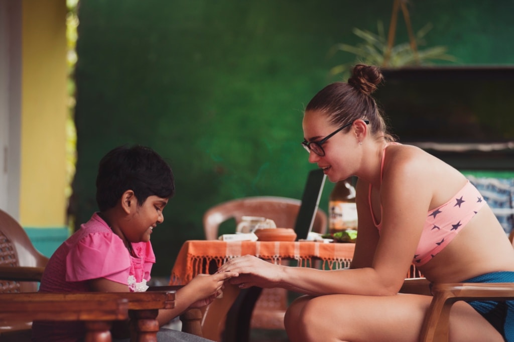 Touristin mit einheimischen Kind in Asien
