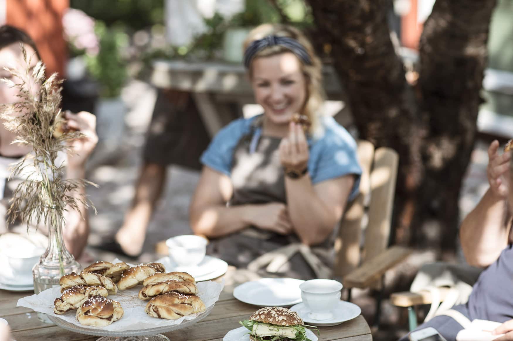 Fika" ist eine schwedische Tradition, bei der man sich Zeit für einen Kaffee nimmt, oft zusammen mit einer Zimtschnecke oder einem anderen Gebäckstück und in guter Gesellschaft. Fika ist wie ein Pausenknopf im Leben, bei dem man einfach den Moment genießen kann.