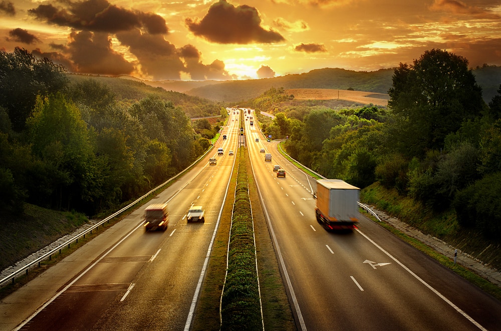 Autobahn bei Sonnenuntergang