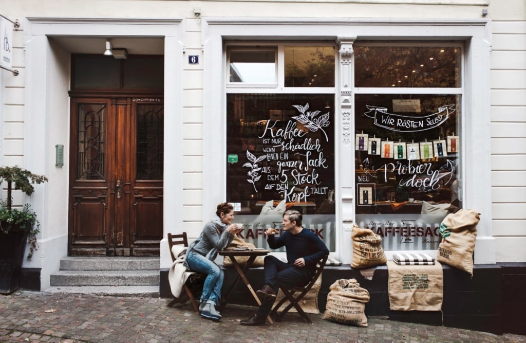 Gäste vor der Kaffeesack Kaffeerösterei in Baden-Baden, Baden-Württemberg
