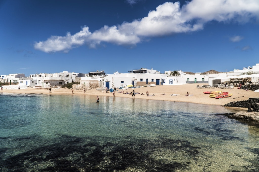 Strand in Caleta de Sebo auf Lanzarotes Nachbarinsel La Graciosa 