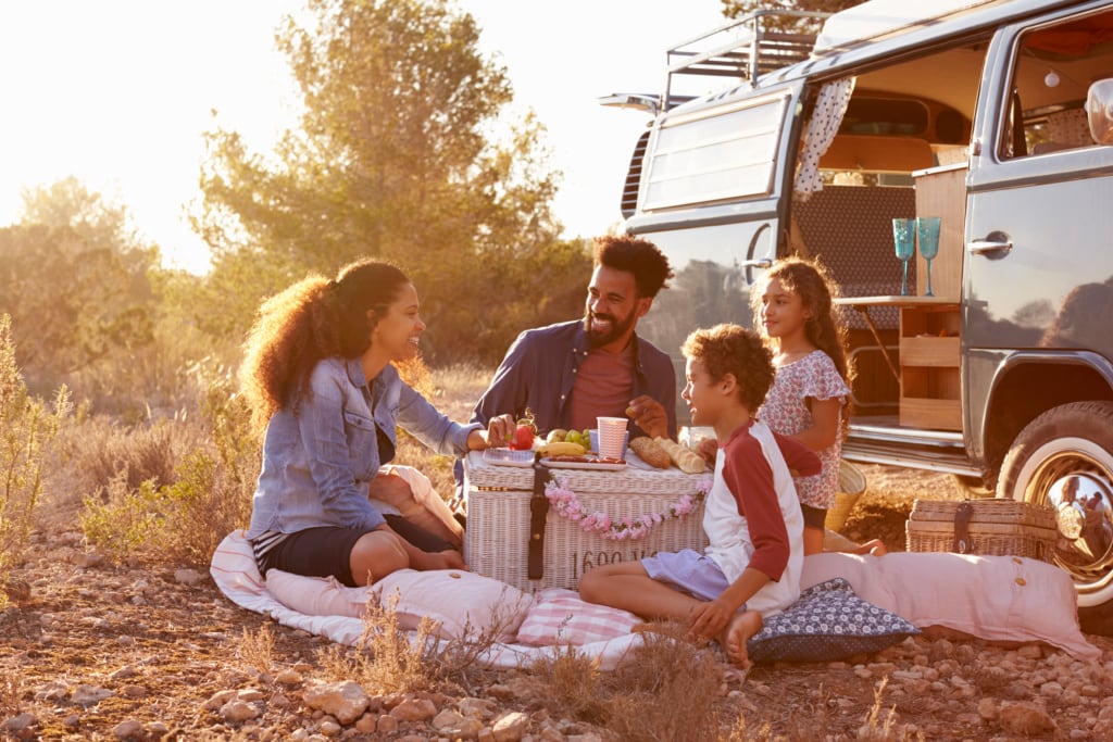 Familie beim Camping-Picknick