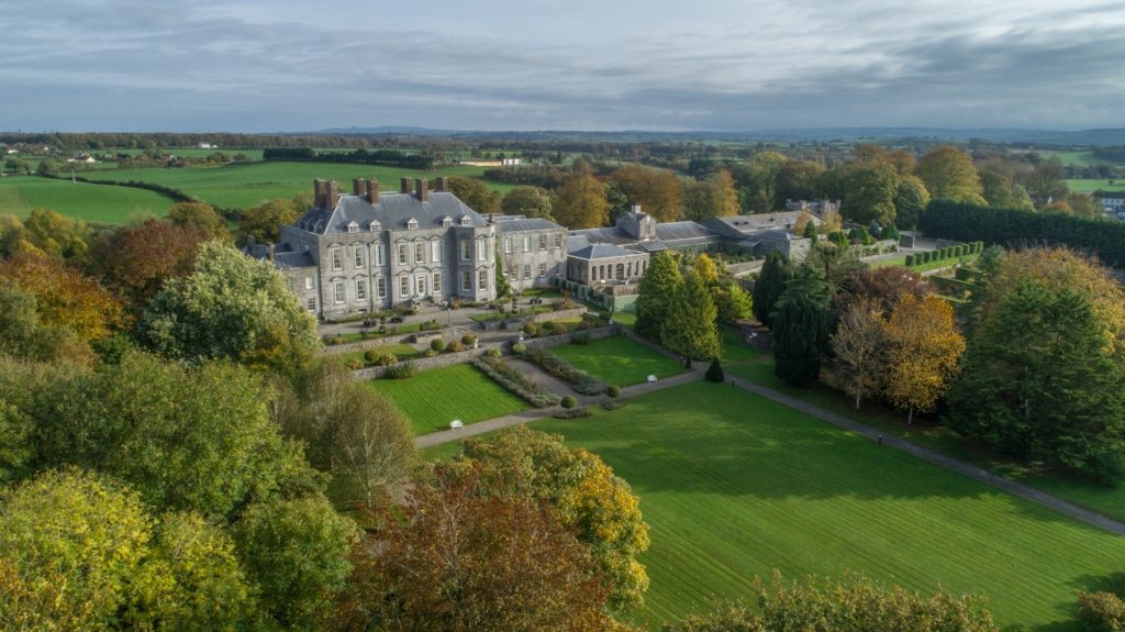Im Durrow Castle finden regelmäßig Hochzeiten statt, wer möchte, kann aber auch einfach in einem der 46 Schlafgemächer nächtigen.