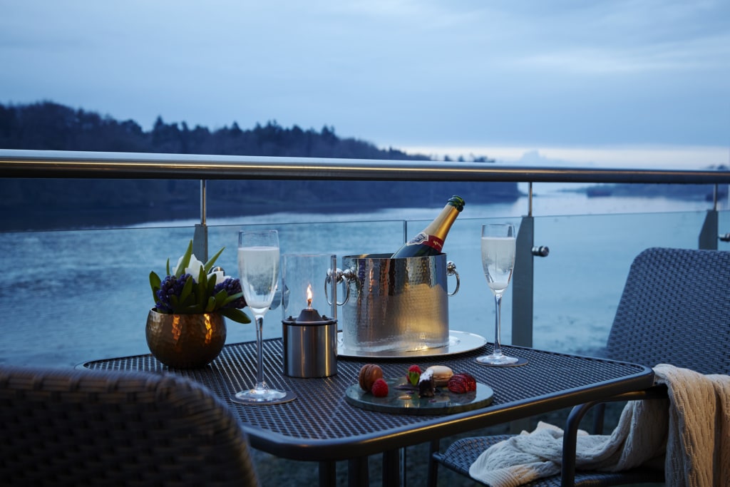 Das Ice House Hotel in Irland liegt direkt am Fluss - auch der Freiluft-Spa.