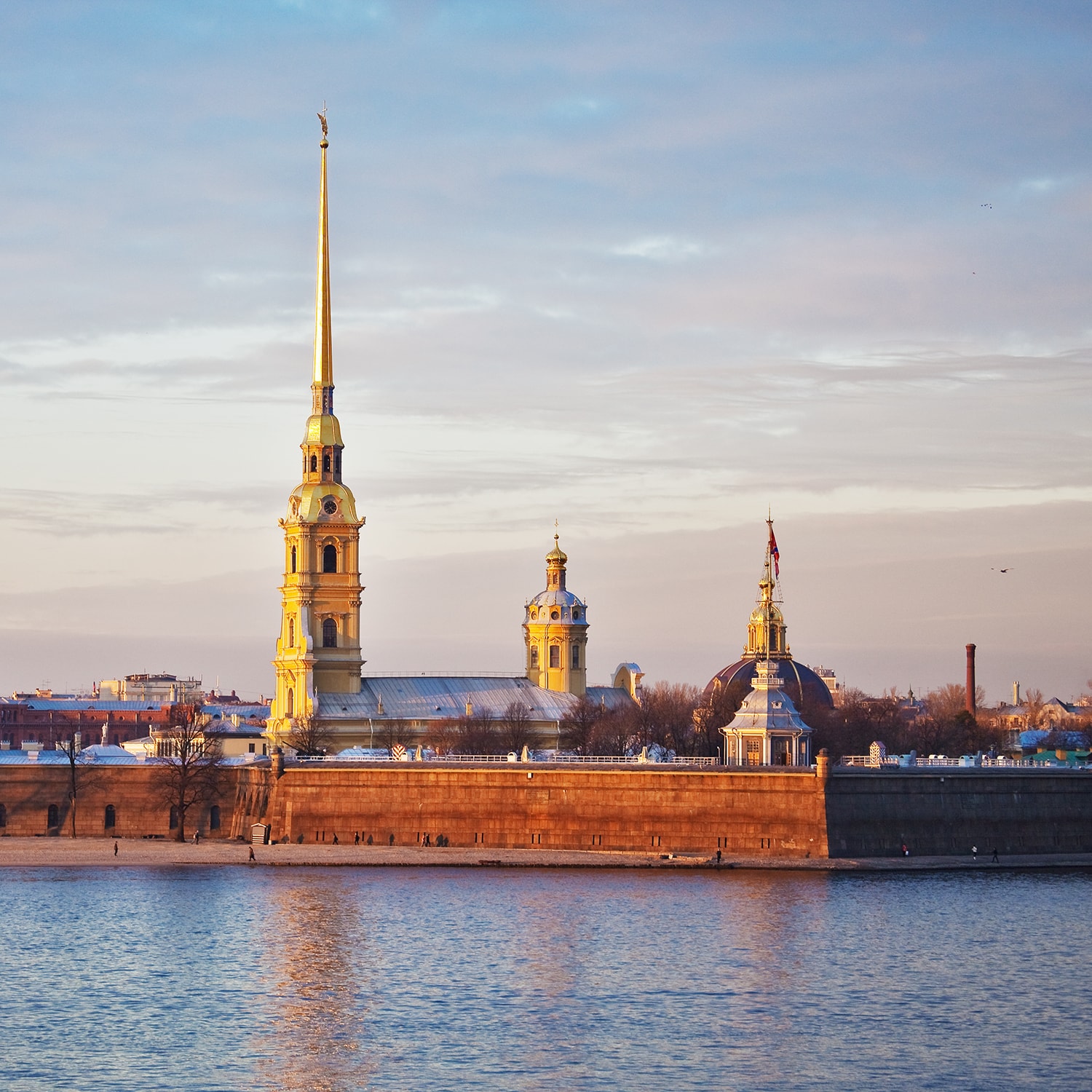 Die Peter-Paul-Kathedrale in Sankt Petersburg bei Dämmerung