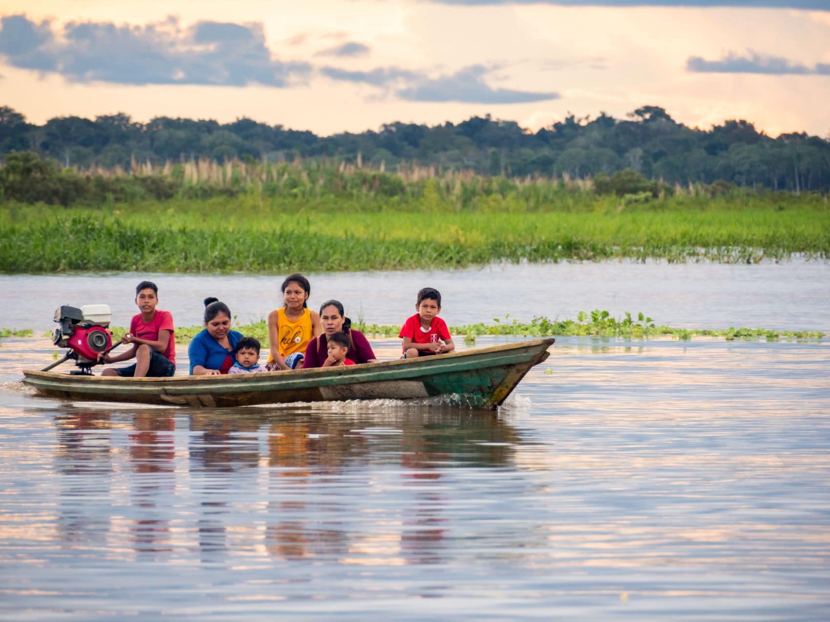 Indigene auf Boot in Peru