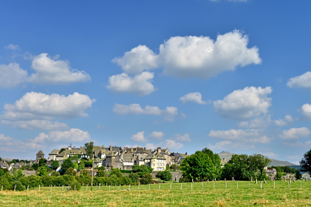 Dorf Salers in der Auvergne in Frankreich