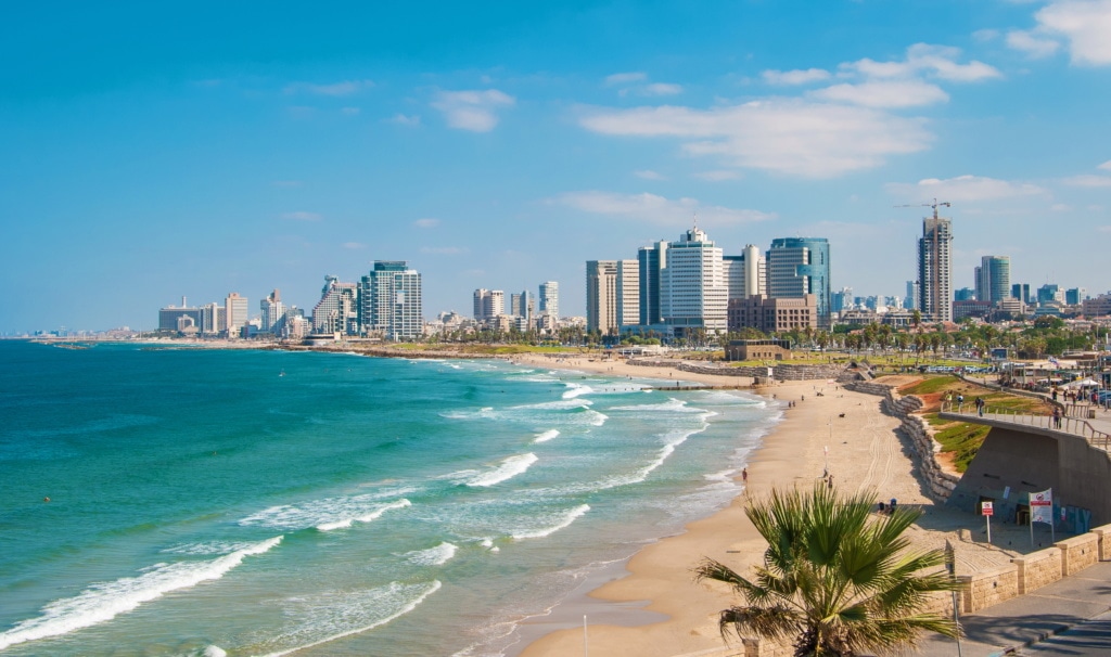 Tel Aviv liegt direkt am schönen langen Sanstrand, an dem abends oft Beach Parties stattfinden.