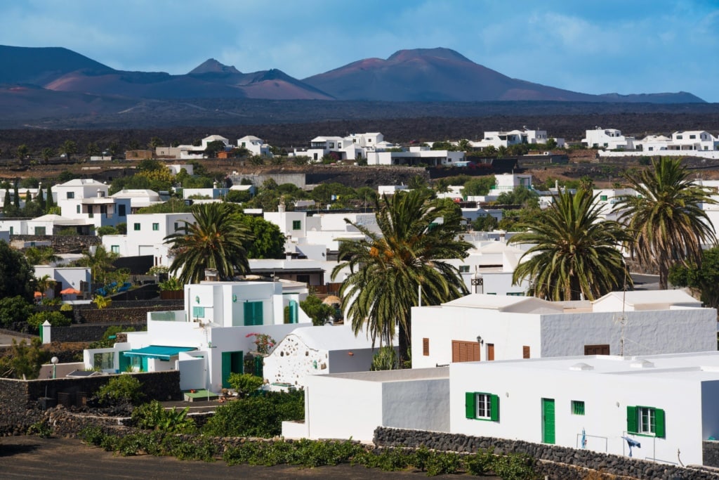 Lanzarotes schönste Dörfer: das Dorf Yaiza zwischen der Bergkette Los Ajaches und den Vulkanen des Timanfaya-Gebirges auf Lanzarote.