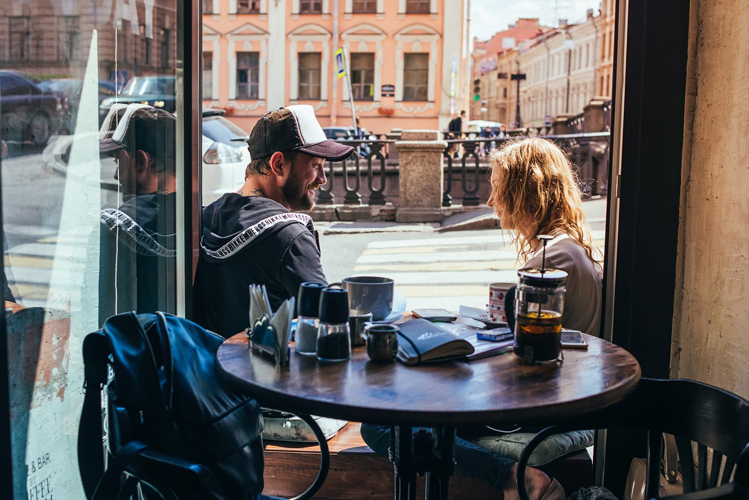 Mann und Frau unterhalten sich in kleinem Café in Sankt Petersburg