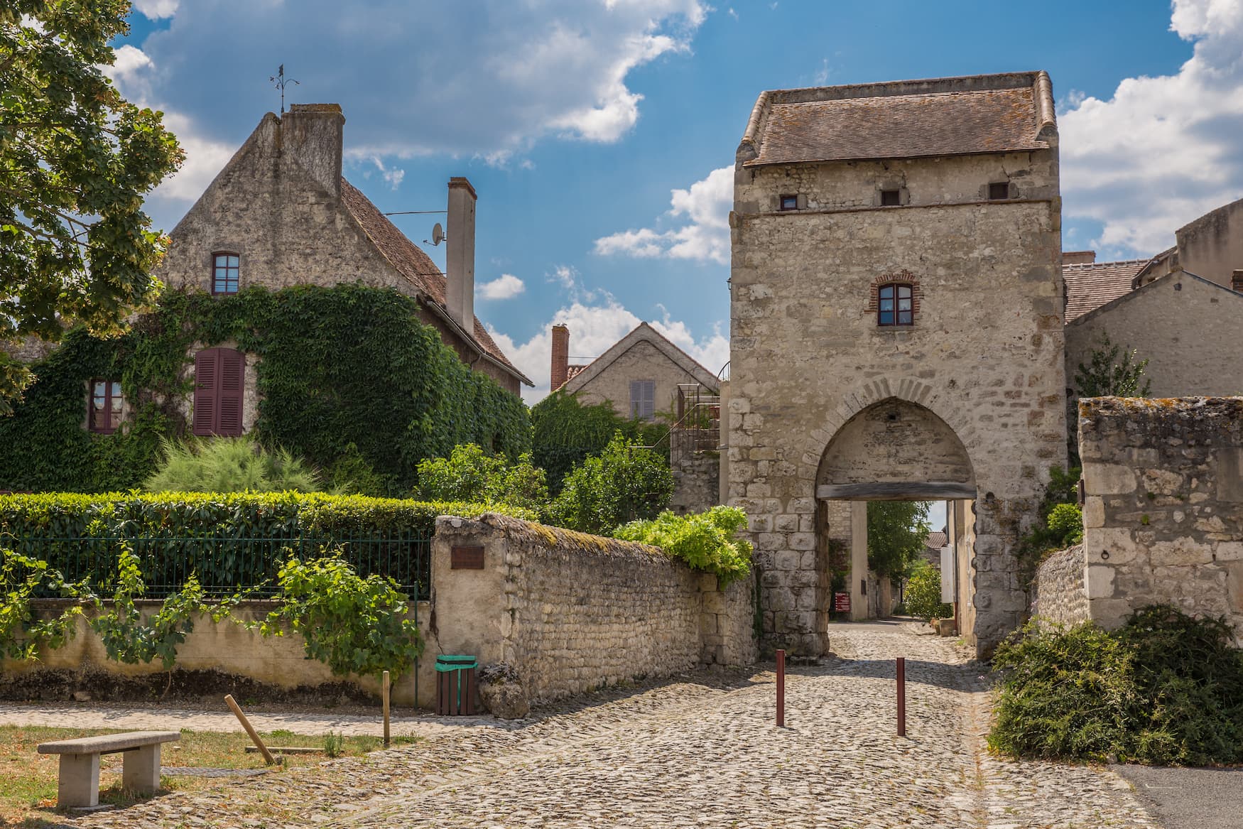 Charroux ist ein schönes mittelalterliches Dorf in der Auvergne in Frankreich