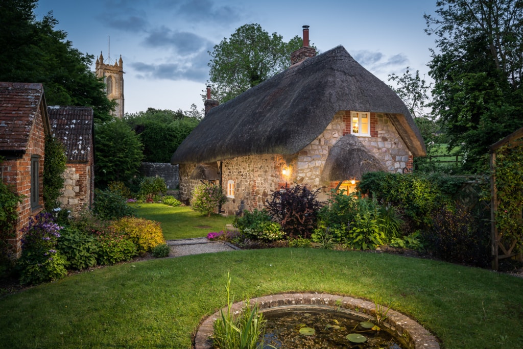 Das Fairie Door Cottage liegt zauberhaft im Grünen.