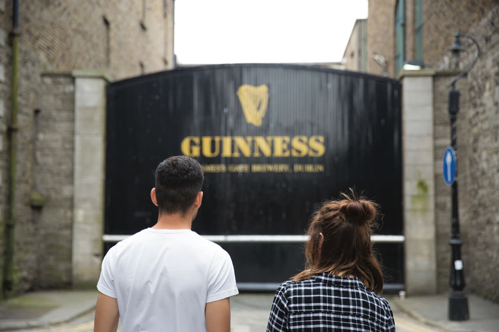 Junges Pärchen vor den Toren der Guinness Brauerei in Dublin