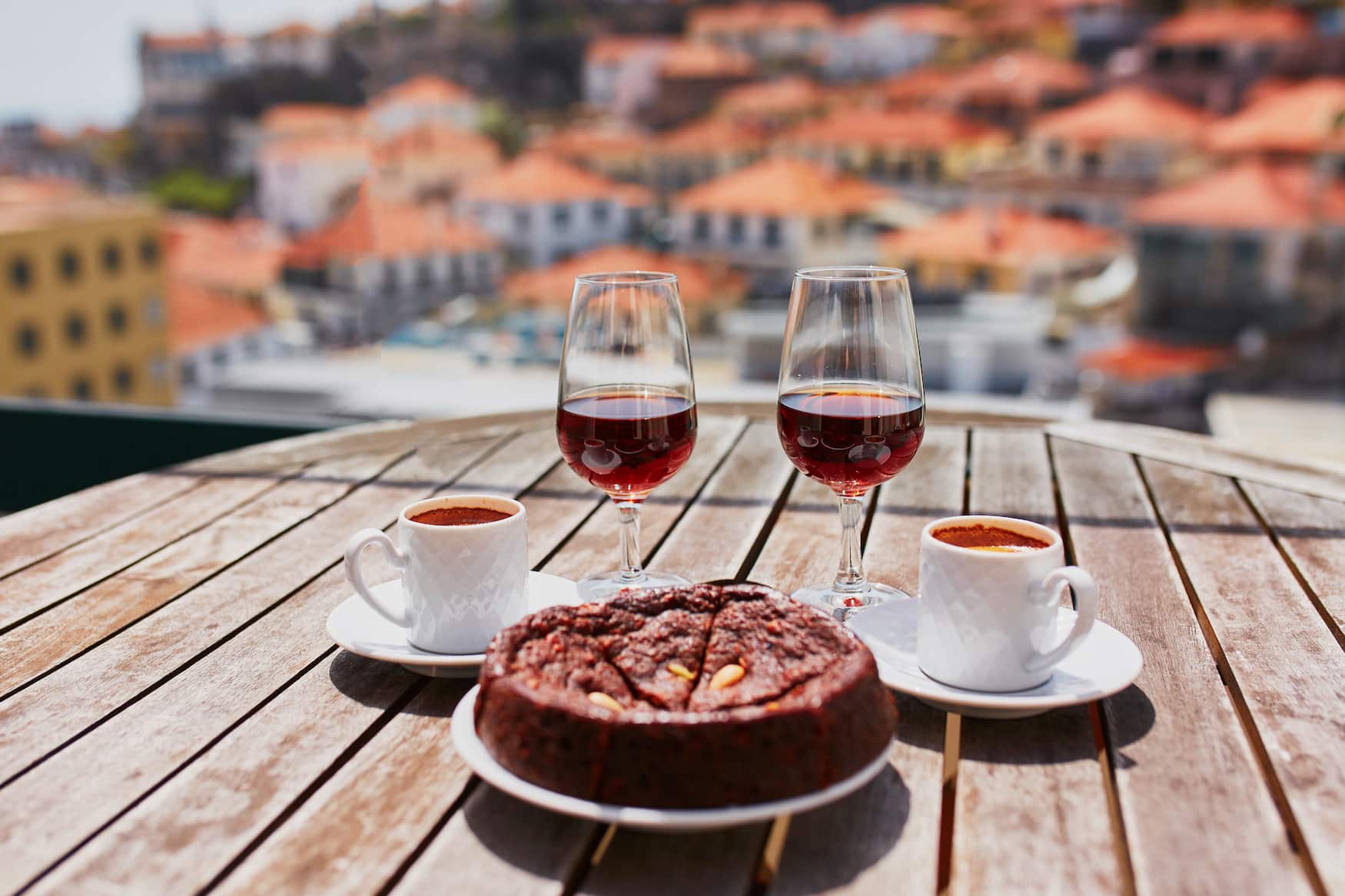 Zwei Gläser Wein, Kaffee und Kuchen mit Blick auf Funchal, Madeira