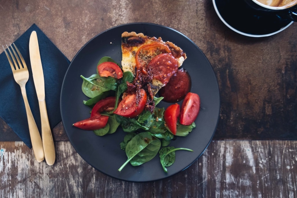 Quiche mit Tomaten und Salat.