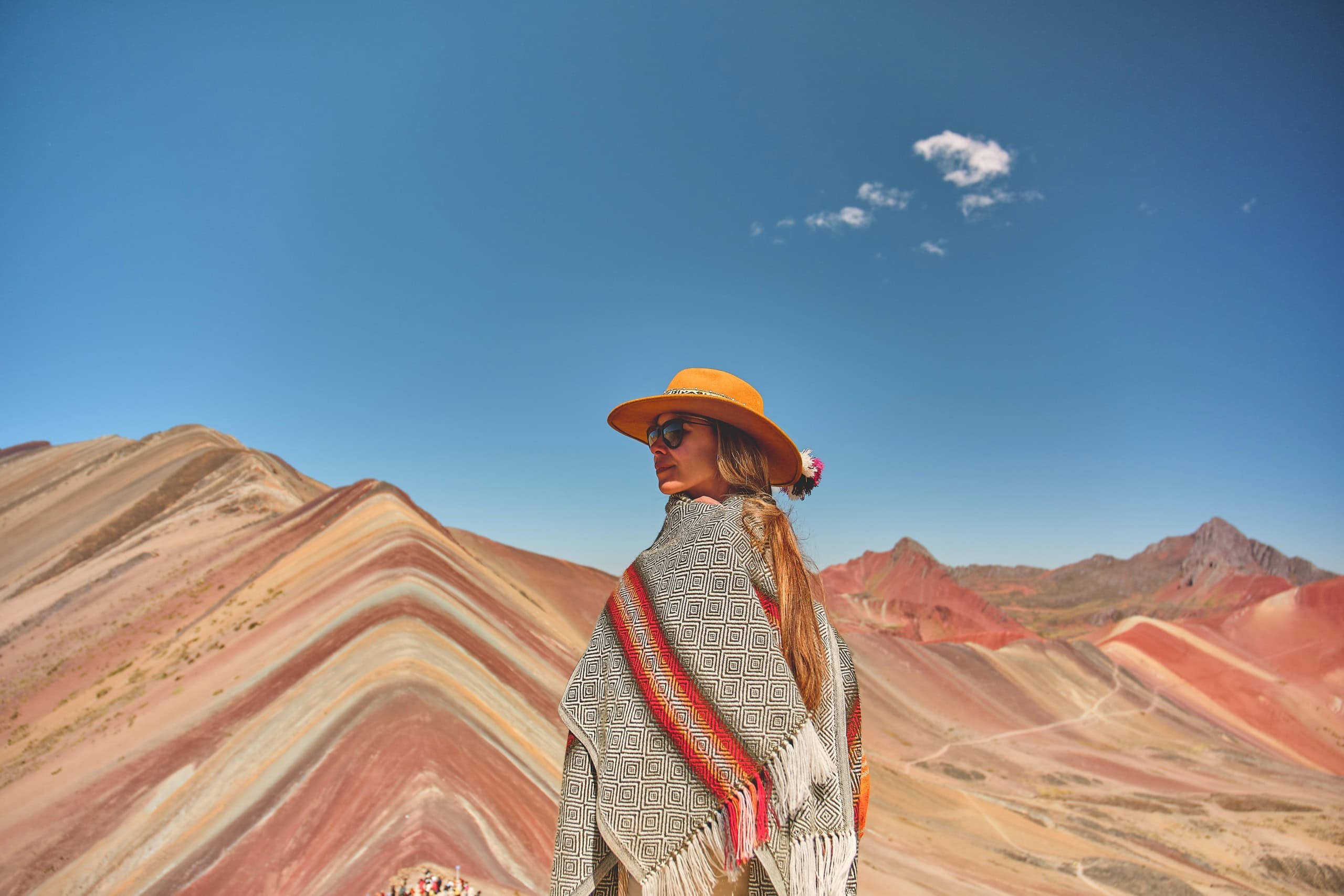 Frau am Rainbow Mountain in Peru