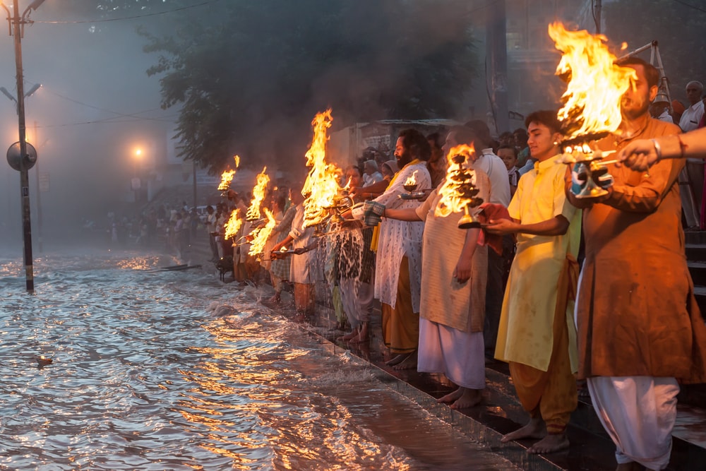 rishikesh feuerzereomie- indien-erlebnisse