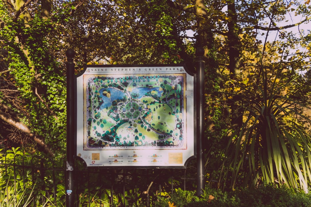 Schild am Eingang des St. Stephens Green Park in Dublin