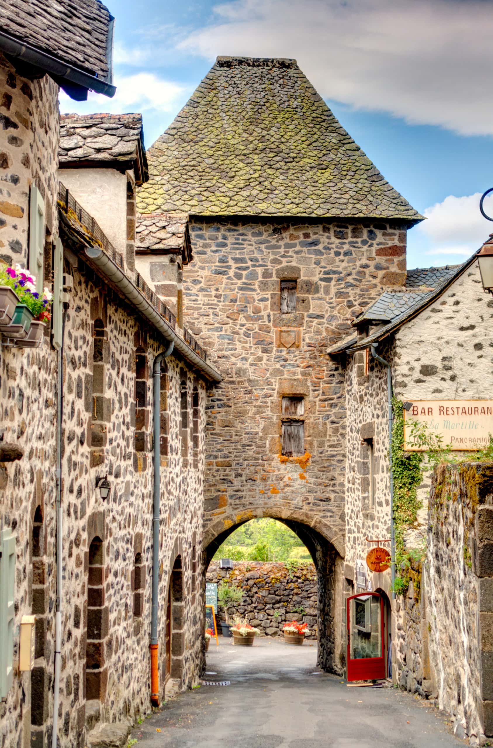 Schmale Gasse in Salers, einem französischen Dorf