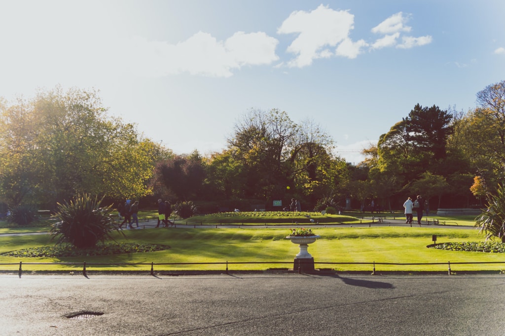 Sonniger Herbsttag im St. Stephens Green park in Dublin