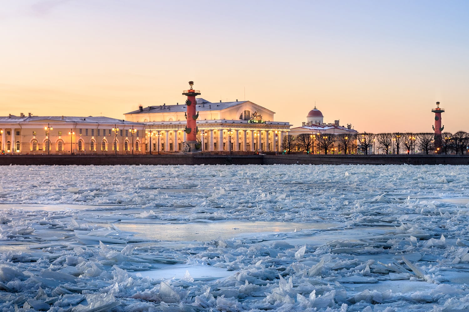 Flussufer von Sankt Petersburg, Russland