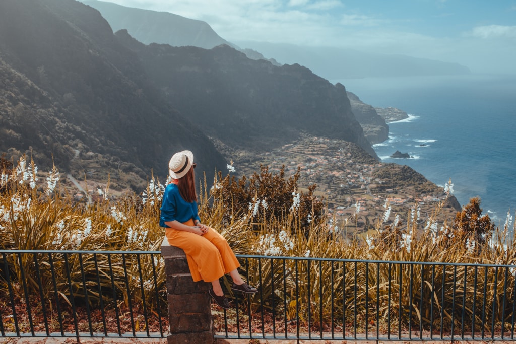 Touristin genießt die Aussicht über Küstenabschnitt