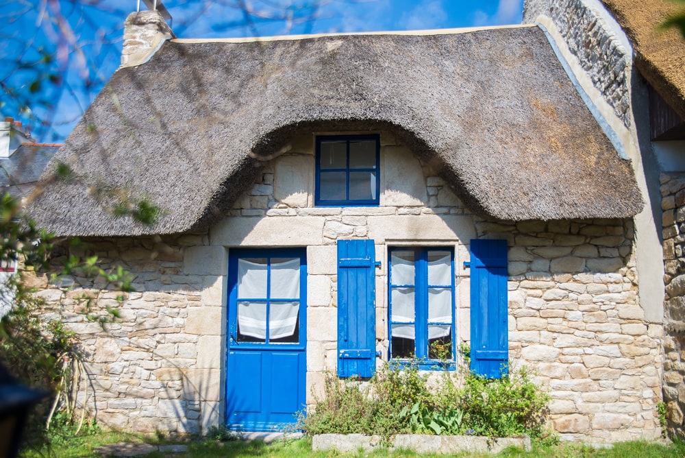 Haus in der Bretagne mit blauen Tür- und Fensterrahmen