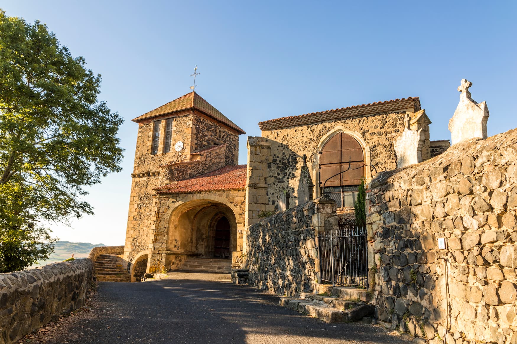 Kirche St. Maurice in Usson, Auvergne, Frankreich