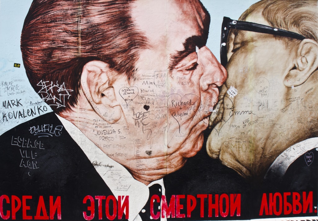 Breschnew und Honecker beim Kuss