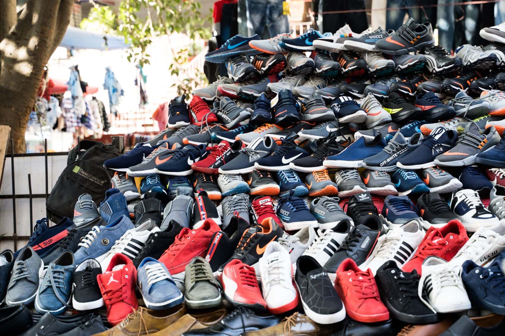 Fake-Sneaker gestapelt auf Markt