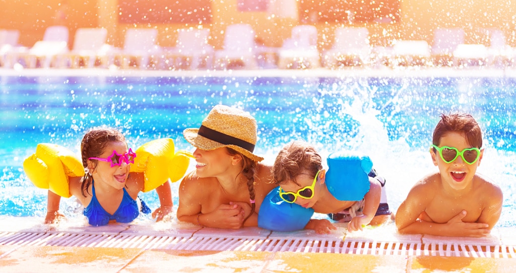Familie hat Spaß im Pool