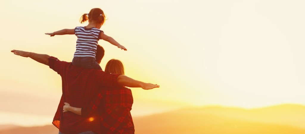 Familie in der Natur beim Sonnenuntergang