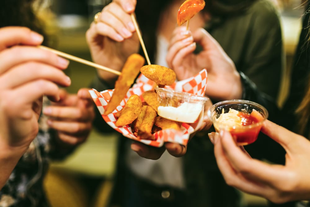 Freunde essen gemeinsam Pommes Frites
