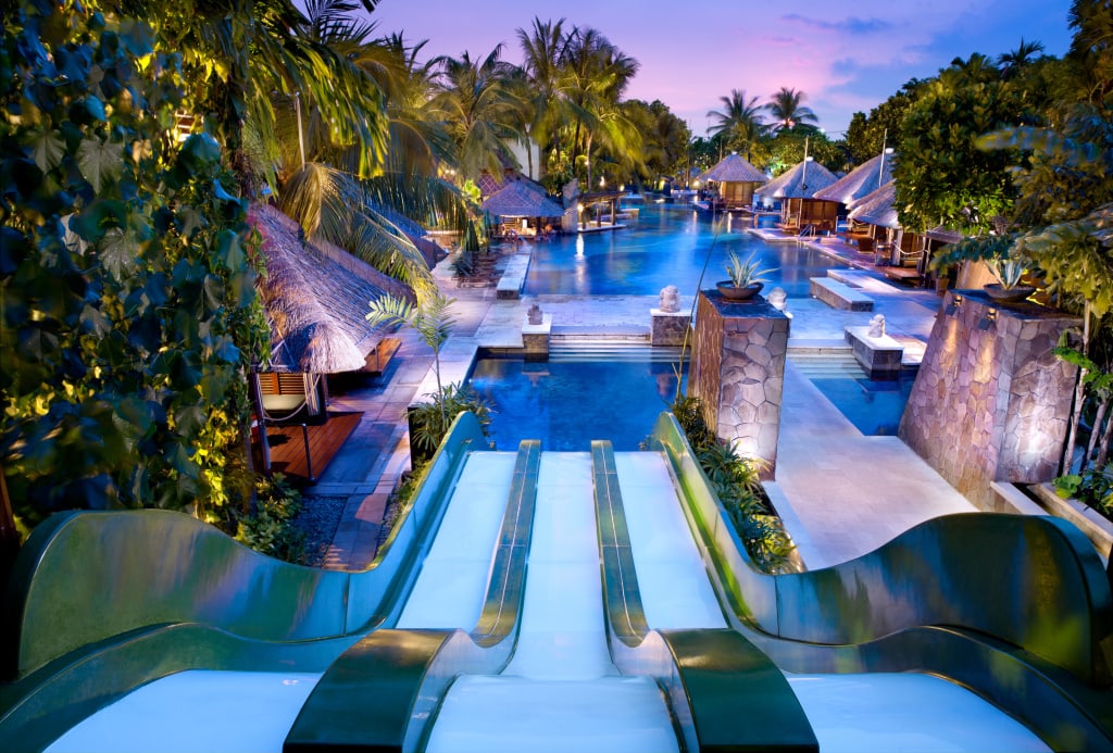 Pool und Wasserrutsche im Hard Rock Hotel Bali