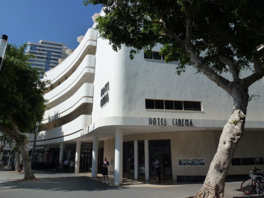 Ein Traum für Bauhaus-Fans und Cineasten: Das Hotel Cinema am Dizengoff Platz. Foto: Susanne Freitag
